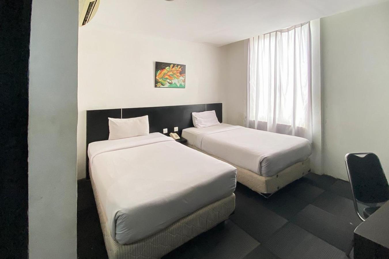 Urbanview Hotel Asyra Makassar Exteriör bild