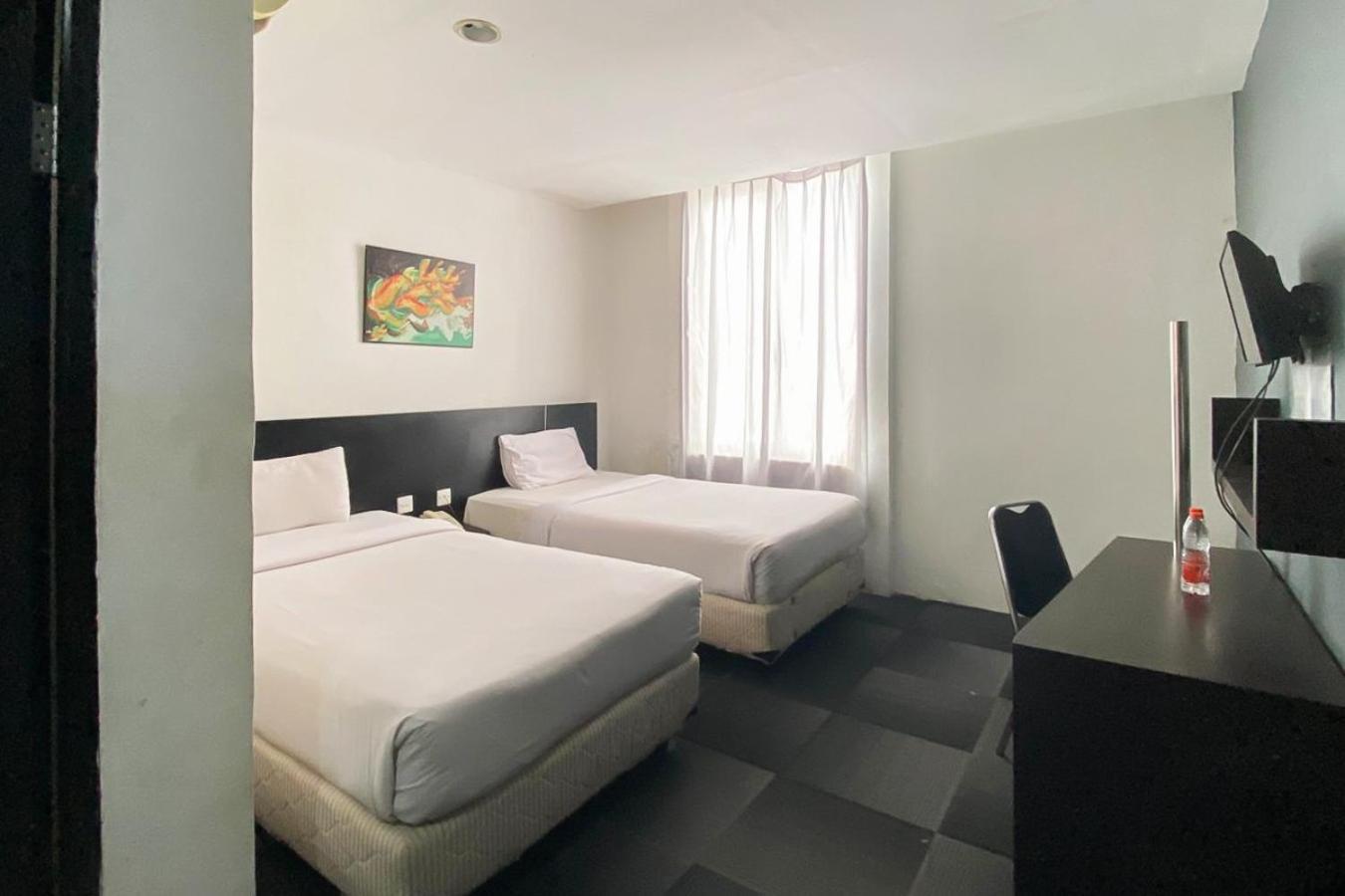 Urbanview Hotel Asyra Makassar Exteriör bild