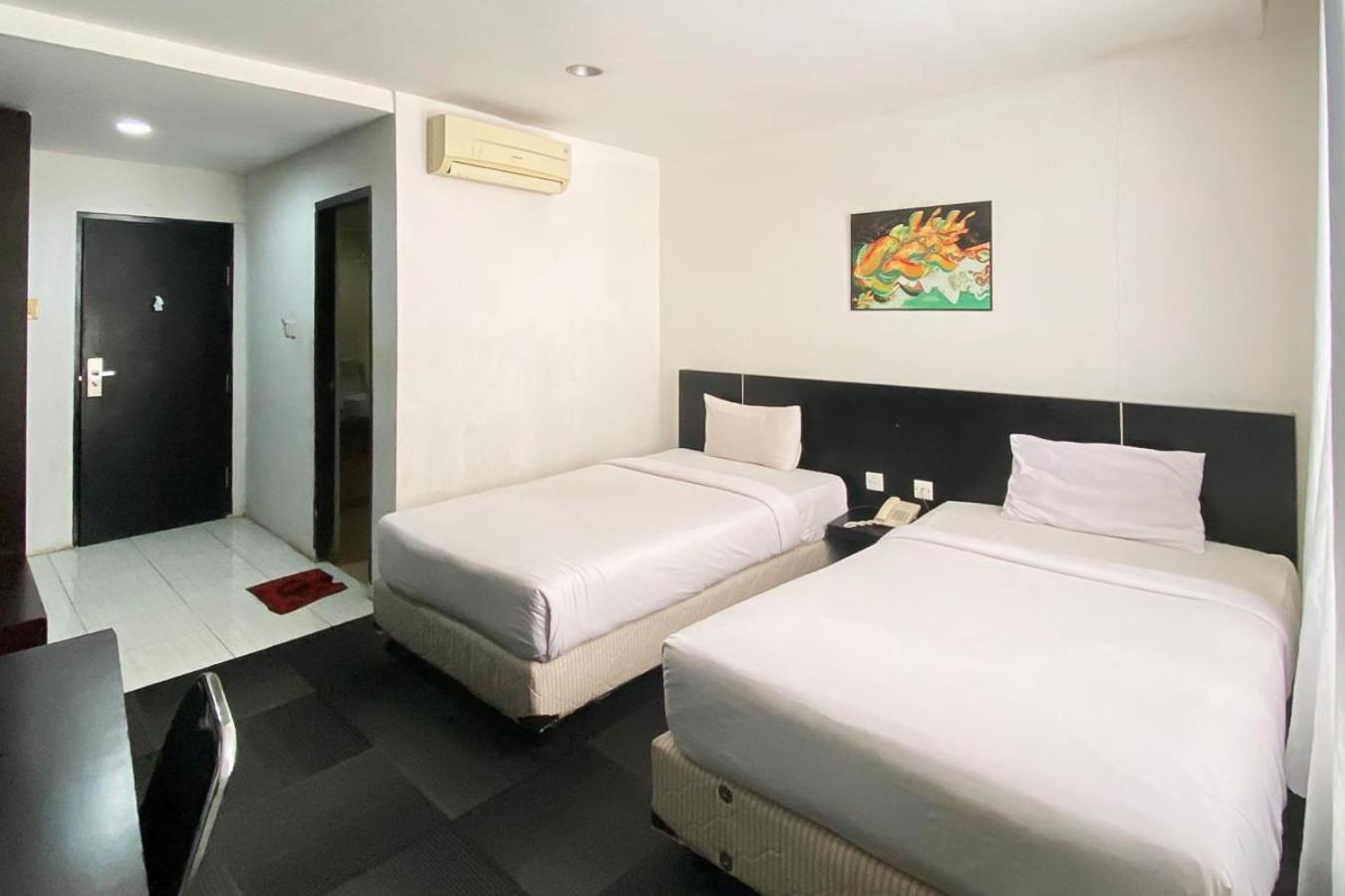 Urbanview Hotel Asyra Makassar Exteriör bild