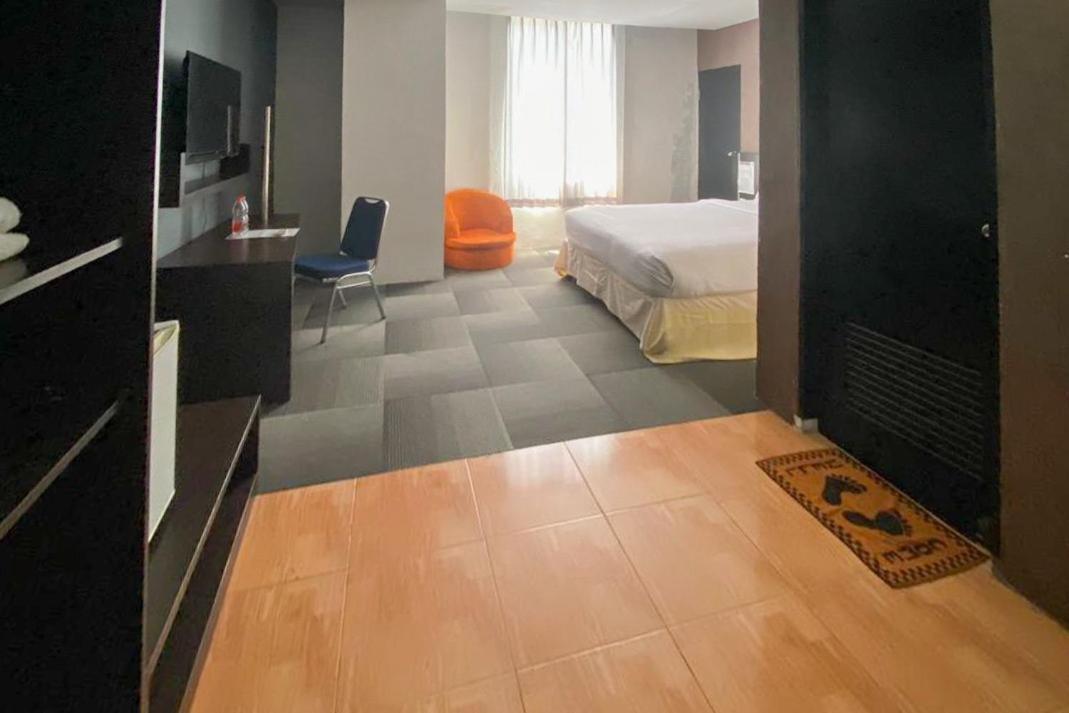 Urbanview Hotel Asyra Makassar Exteriör bild