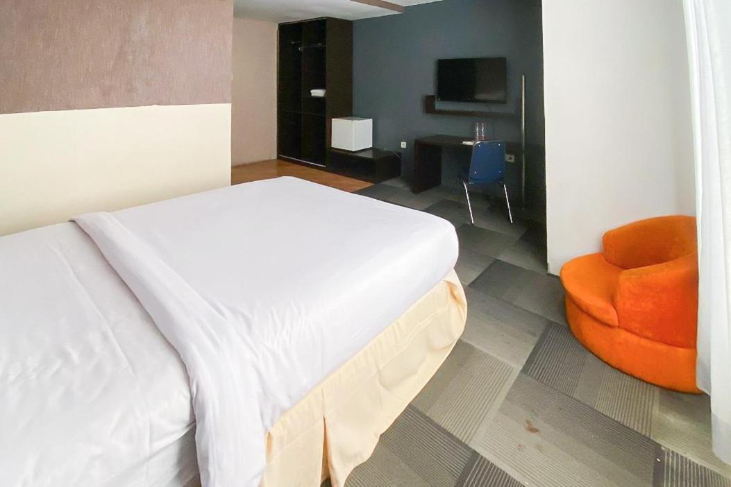 Urbanview Hotel Asyra Makassar Exteriör bild