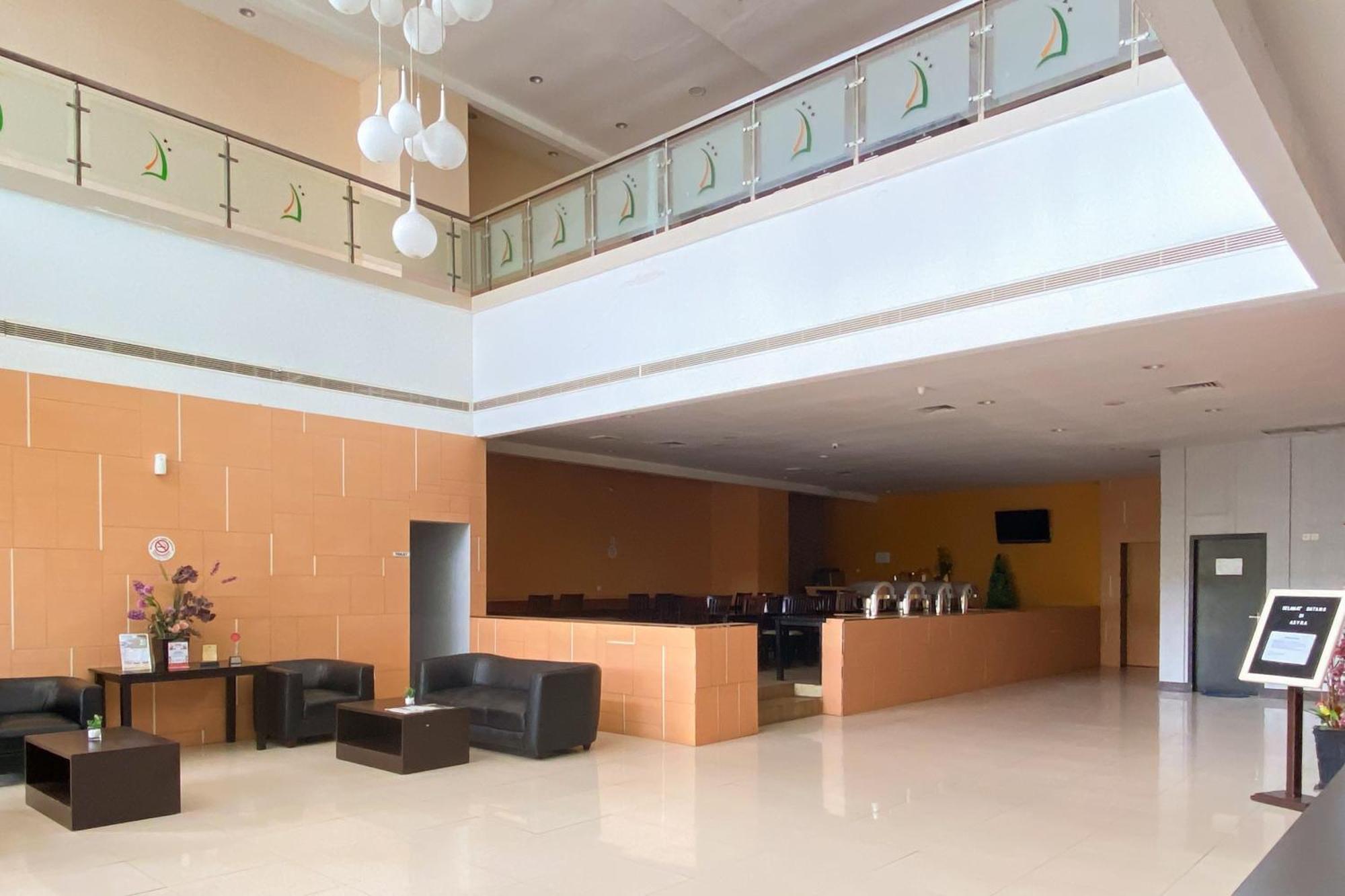 Urbanview Hotel Asyra Makassar Exteriör bild