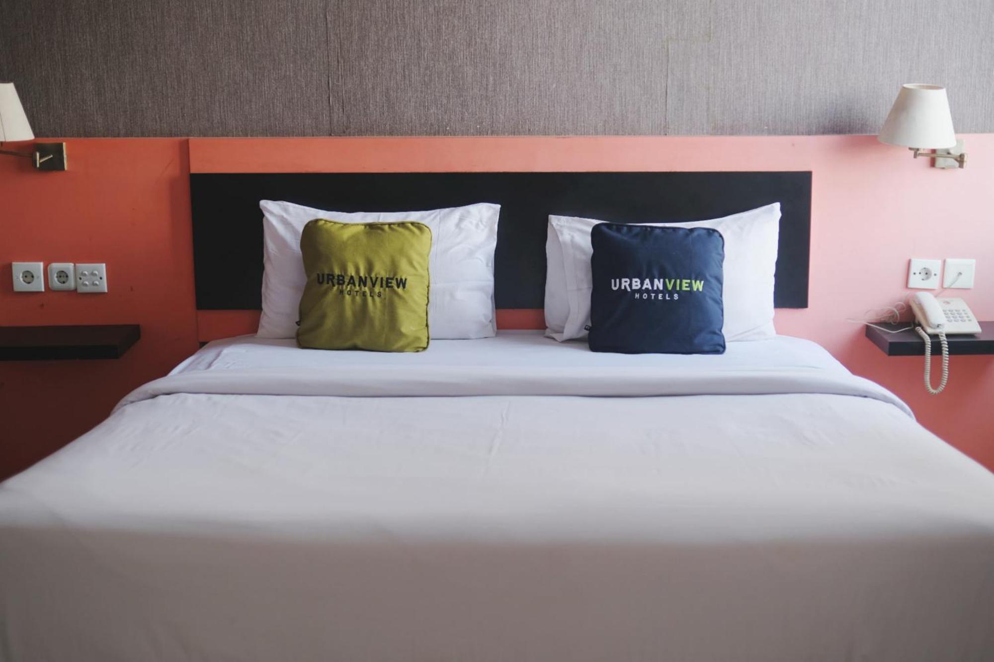 Urbanview Hotel Asyra Makassar Exteriör bild